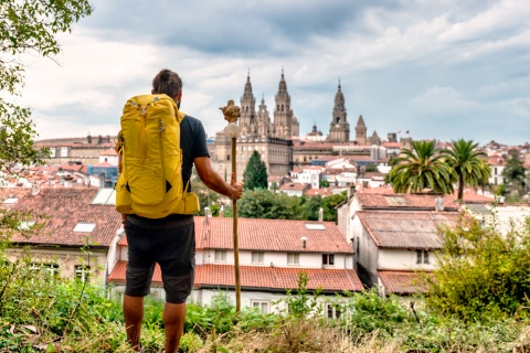 Peregrino contemplando la Catedral de Santiago de Compostela en A Coruña, Galicia