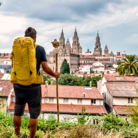 Peregrino admirando a Catedral de Santiago de Compostela em A Coruña, Galícia