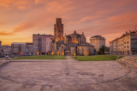 La Chiesa della Veracruz che domina la panoramica di Carballiño, a Ourense (Galizia)