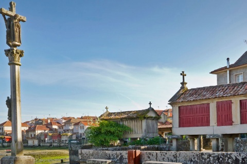 Galicische Getreidespeicher und Wegkreuz in Combarro. Pontevedra