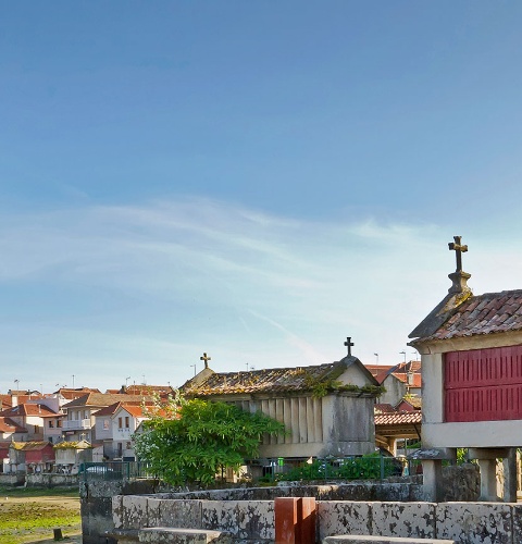 Galicische Getreidespeicher und Wegkreuz in Combarro. Pontevedra