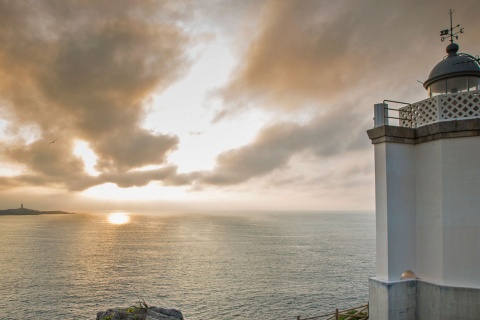 Vista do Cantábrico da Costa de Dexo com a Torre de Hércules no horizonte. A Coruña