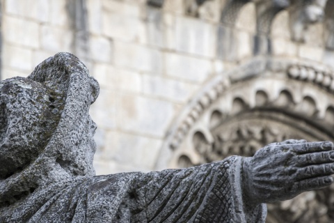 Detalle de la estatua del Peregrino de Portomarín, en Lugo (Galicia)