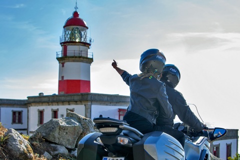 Des touristes à moto sur la route des phares de Galice