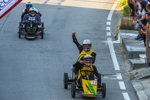 Several competitors reaching the finishing line in the Grand Prix de Carrilanas in Esteiro, A Coruña