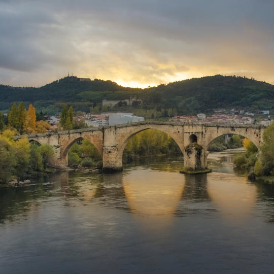 ミーニョ川のオウレンセのローマ橋、ガリシア。