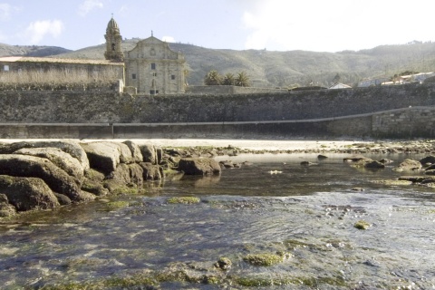 Real Mosteiro de Santa María de Oia, em Pontevedra (Galiza)