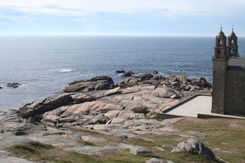 Widok na Sanktuarium Virgen de A Barca w Muxía (A Coruña, Galicja)