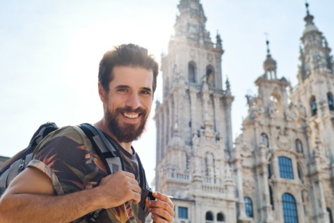 Pellegrino davanti alla cattedrale di Santiago de Compostela