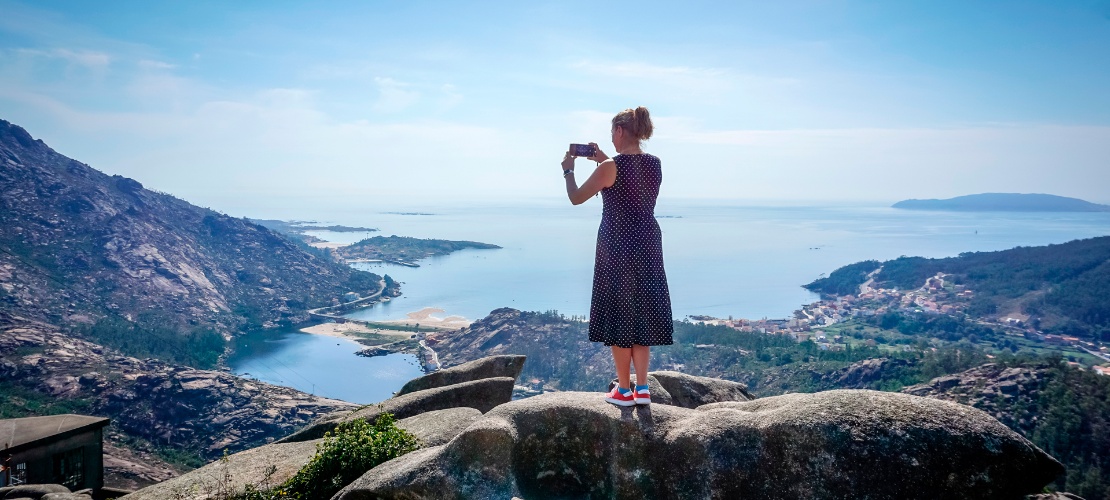 Tourist am Aussichtspunkt Ézaro de Dumbría in A Coruña, Galicien