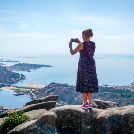 Un touriste dans le belvédère d