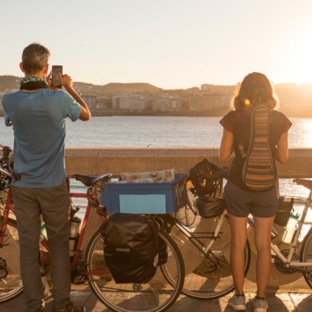 Turistas vendo o mar do calçadão à beira-mar de A Corunha, Galícia