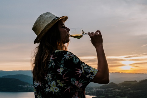 Turista com uma taça de vinho de Ribeiro