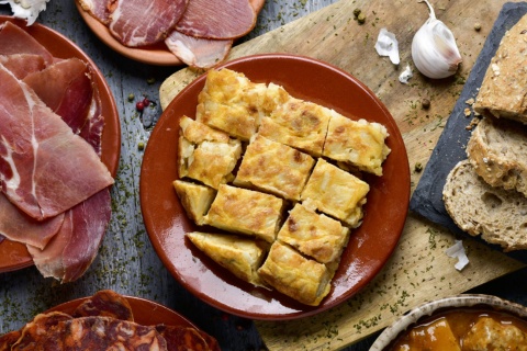 Prosciutto iberico e tortilla de patatas, piatti tipici della cucina spagnola.