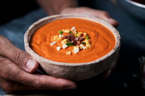 Detalle de tazón con salmorejo