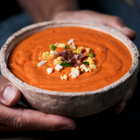 Detalle de tazón con salmorejo