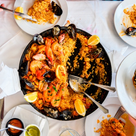 Degustation von Paella mit Meeresfrüchten