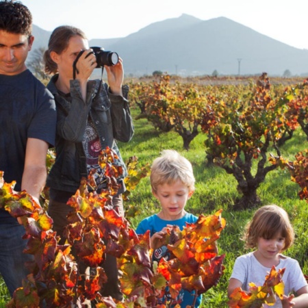 Visita familiar a uma adega do Roteiro do Vinho de Alicante