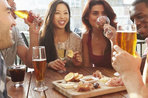 Amigos desfrutando tapas em um terraço