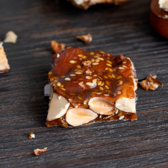 Detalhe de “turrón de guirlache” (torrone de crocante)