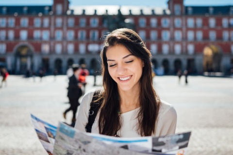 Moça na Plaza Mayor de Madri