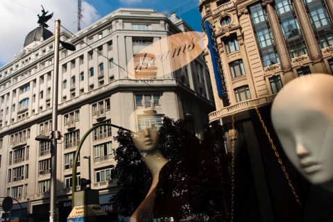 Reflet de vitrine dans un magasin de luxe à Madrid