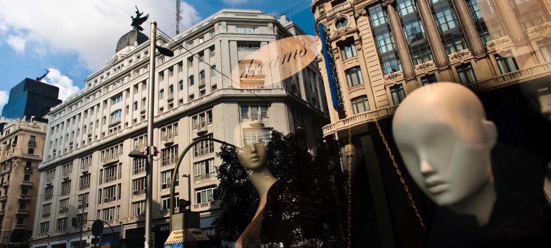 Reflet de vitrine dans un magasin de luxe à Madrid