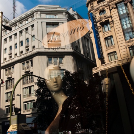 Reflet de vitrine dans un magasin de luxe à Madrid