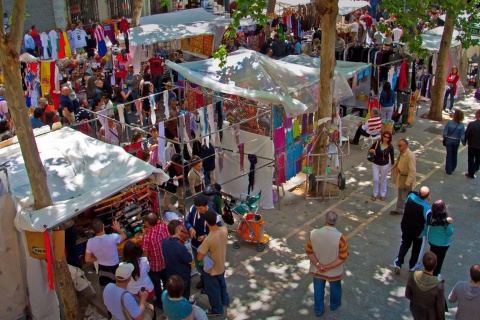 Stände auf dem Madrider Flohmarkt El Rastro. Madrid