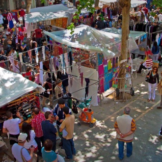 Stände auf dem Madrider Flohmarkt El Rastro. Madrid