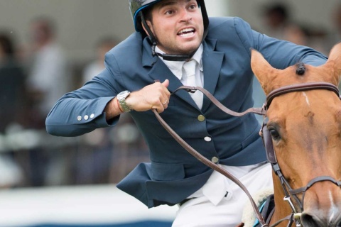 Caballo y su jockey en una carrera en el hipódromo de Madrid