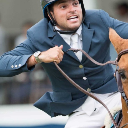 Caballo y su jockey en una carrera en el hipódromo de Madrid