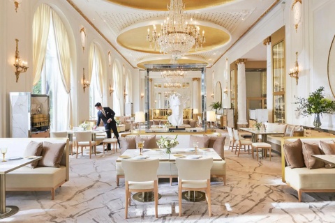 Blick auf das Restaurant Deessa im Mandarin Oriental Ritz Madrid