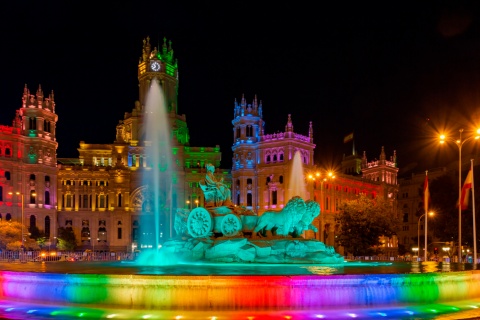 Praça Cibeles iluminada para o Dia do Orgulho de Madri (MADO), Comunidade de Madri