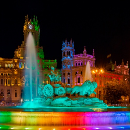 Praça Cibeles iluminada para o Dia do Orgulho de Madri (MADO), Comunidade de Madri