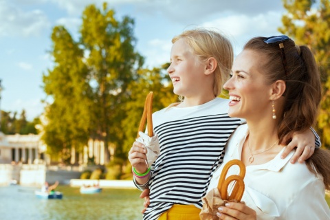 Une mère et sa fille dégustent des beignets dans le parc du Retiro de Madrid, Région de Madrid