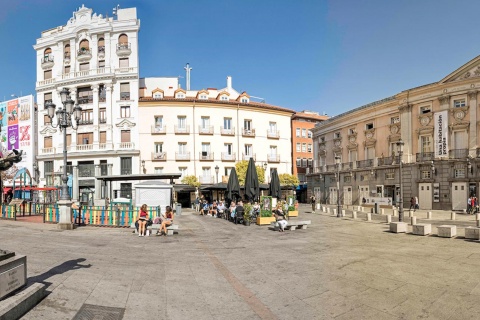 Lorcas Statue und das Teatro Español auf der Plaza Santa Ana. Stadtteil Las Letras. Madrid