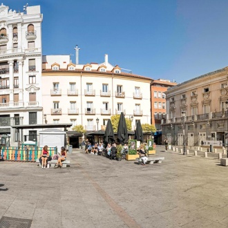 Statua di Lorca e Teatro Spagnolo in Plaza de Santa Ana. Quartiere di Las Letras. Madrid