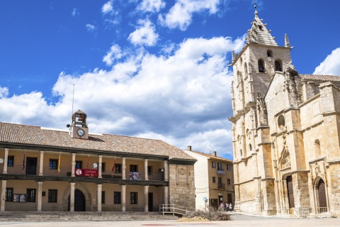 Rathaus und Kirche La Magdalena in Torrelaguna (Region Madrid)