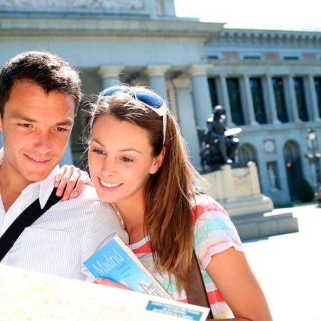 Turisti che guardano la mappa di Madrid davanti al Museo del Prado