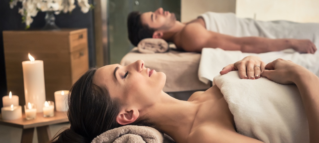 Para relaksująca się podczas zabiegu w spa