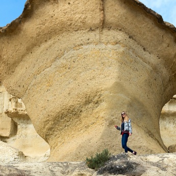 Turista en las Gredas de Bolnuevo, Murcia