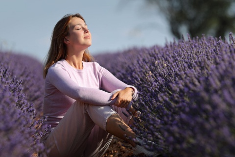 Un turista in un campo di lavanda