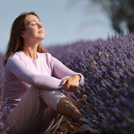 Turista em um campo de lavanda