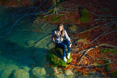 Turista en el nacedero del río Urederra en el Parque Natural de Urbasa y Andía, Navarra