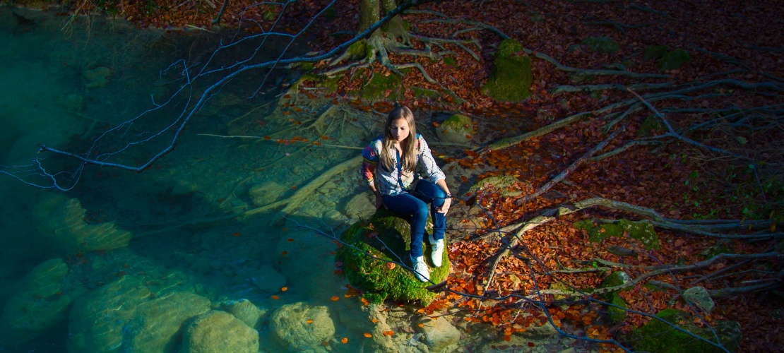 Turista en el nacedero del río Urederra en el Parque Natural de Urbasa y Andía, Navarra