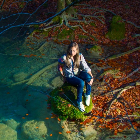 Turista en el nacedero del río Urederra en el Parque Natural de Urbasa y Andía, Navarra