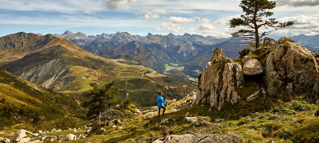 Randonneur contemplant la vue à Belagua, sur les versants du Lakartxela