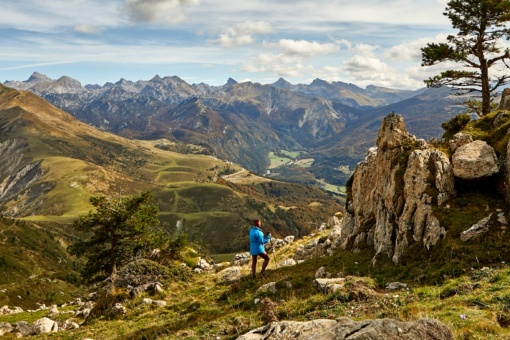 Escursionista che ammira il panorama a Belagua, sui pendii del Lakartxela