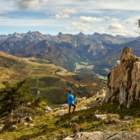 Escursionista che ammira il panorama a Belagua, sui pendii del Lakartxela